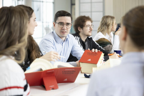 Zum Artikel "Studienbeginn am Fachbereich Rechtswissenschaft zum Sommersemester 2025"